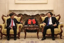 El vicecanciller permanente de Vietnam, Nguyen Minh Vu (izquierda), y el presidente de la CIDCA, Luo Zhaohui (Foto: VNA)
