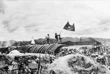 La tarde del 7 de mayo de 1954, la Bandera de Victoria del Ejército Popular de Vietnam ondea en el techo del túnel del general De Castries, marcando el triunfo de la histórica campaña de Dien Bien Phu. (Foto: VNA)