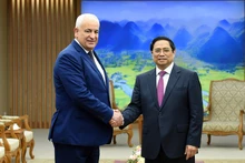 El primer ministro de Vietnam, Pham Minh Chinh (derecha), recibe al ministro del Interior de Palestina, Ziad Hab Al-Reeh (Foto: Tran Hai)