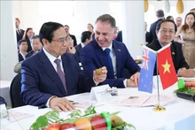 El primer ministro de Vietnam, Pham Minh Chinh, conoce los productos del PFR. (Foto: VNA)