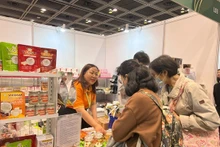 Los productos VICOSAP atraen la atención de los consumidores de Hong Kong. (Foto: VNA)
