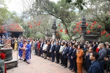 Los diplomáticos extranjeros ofrecen incienso en el complejo. (Foto: VNA)