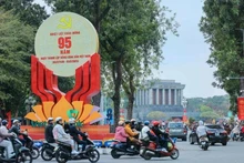 Una gran pancarta que celebra el 95º aniversario de la fundación del PCV en la calle Dien Bien Phu, Hanói (Foto: VNA)