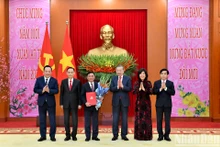 [Foto] Líder partidista de Vietnam entrega decisión de establecer entidades partidistas del Comité Central del PCV 