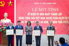 Ha Thi Trang, jefa del Departamento de Comunicación y Educación del Comité del Partido en el Bloque de Órganos Centrales, entrega la Medalla "Por la causa de la construcción del Comité del Partido en el Bloque de Órganos Centrales" a los militantes del periódico Nhan Dan. 