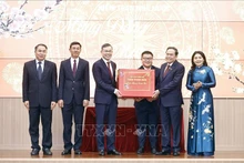 El presidente de la Asamblea Nacional, Tran Thanh Man, regala un obsequio a la Auditoría Estatal de Vietnam (Foto: VNA)