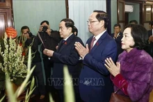 El presidente de la Asamblea Nacional, Tran Thanh Man (tercero desde la derecha), ofrece incienso en conmemoración del Presidente Ho Chi Minh en la Casa 67, dentro del complejo del Palacio Presidencial en Hanói. (Foto: VNA)