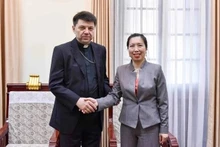 La viceministra de Relaciones Exteriores Le Thi Thu Hang recibe al arzobispo Marek Zalewski, primer representante papal residente en Vietnam. (Foto: VNA)