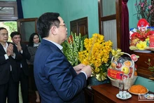 El presidente de la Asamblea Nacional, Vuong Dinh Hue, rinde homenaje al presidente Ho Chi Minh (Foto: Nhan Dan)