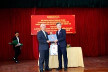 Khamphan Pheuyavong, secretario del Comité Central del PPRL y jefe de su Comisión de Propaganda y Capacitación, y Phan Minh Chien, consejero de la Embajada de Vietnam en Laos (Foto:VNA)