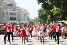 Un fesfile en el lago Hoan Kiem (Foto: anninhthudo.vn)