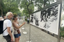 Los visitantes en la exposición fotográfica (Foto: VNA)