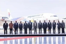 El primer ministro de Malasia, Anwar Ibrahim (centro), y miembros del Gabinete en la ceremonia de lanzamiento de la campaña Visit Malaysia 2026, el 6 de enero (Foto: Bernama)