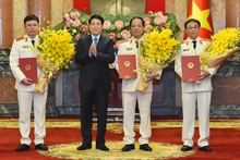 [Foto] Entrega decisión de nombramiento al vicepresidente de la Fiscalía Popular Suprema de Vietnam