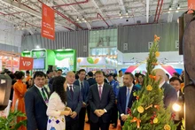 Delegados visitan la exxposición (Foto: baodautu.vn)