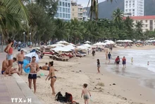 Turistas rusos en la playa de Hon Chong, provincia vietnamita de Khanh Hoa. (Foto:VNA)