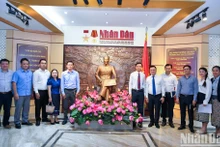 Delegación del periódico laosiano visita al diario Nhan Dan