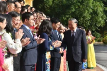 [Foto] Máximo dirigente vietnamita se reúne con delegados del movimiento de emulación de ofrecer buenos consejos y servicios