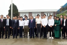 El primer ministro vietnamita, Pham Minh Chinh, y profesores y estudiantes de la Universidad Nacional de Hanói.