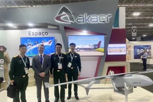 La delegación vietnamita visita un stand de la exposición (Foto: qdnd.vn)