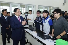 El primer ministro vietnamita, Pham Minh Chinh, realizó una visita de trabajo en la Universidad Nacional de Hanói (Foto: VNA)
