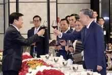 El presidente vietnamita, To Lam, y el secretario general del Partido Popular Revolucionario y presidente de Laos, Thongloun Sisoulith. (Foto: VNA)