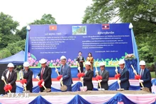 En la ceremonia de la palada inicial para la construcción del Centro de Investigación Científica y Capacitación en la Universidad Nacional de Laos (Foto: VNA)