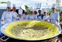 El banh xeo (panqueque chisporroteante) gigante con relleno de atún. (Foto: VNA)