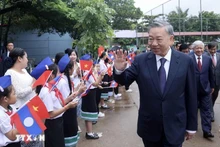 El presidente de Vietnam, To Lam, visita la escuela bilingüe laosiano-vietnamita Nguyen Du (Foto: VNA)
