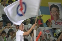 Seguidores del Partido de Acción Popular (PAP) se congregan para esperar los resultados de las elecciones generales en Singapur. (Foto: Xinhua/VNA)
