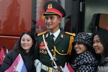 [Foto] Vietnamitas en Rusia reciben a soldados participantes en desfile en Plaza Roja de Moscú