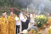 El presidente de Sri Lanka, Anura Kumara Dissanayaka, visita la pagoda de Bai Dinh. (Foto: VNA)