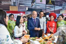 El embajador de Vietnam en Francia, Dinh Toan Thang y Steven Abajoli, director de la feria, visitan los stands de Vietnam (Foto: Nhan Dan)