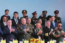 Representantes de los Ministerios de Defensa, agregados militares de varios países y organizaciones internacionales en la ceremonia de inauguración de la Exposición Internacional de Defensa de Vietnam (Foto: VNA)