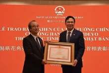 El embajador de Vietnam en Japón, Pham Quang Hieu, otorgó el certificado de mérito del Primer Ministro al gobernador de la prefectura nipona de Niigata, Hanazumi Hideyo. (Foto:VNA)