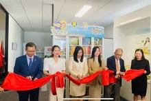 La viceministra de Relaciones Exteriores de Vietnam, Le Thi Thu Hang (tercera desde la izquierda), y delegados en la inauguración de la Librería vietnamita. (Foto: VNA)