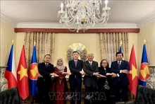 Los embajadores y jefes de las misiones diplomáticas de los seis países miembros del ACP, incluyendo Vietnam, Tailandia, Malasia, Myanmar, Indonesia y Filipinas (Foto: VNA)