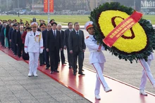 [Foto] Dirigentes del Partido y el Estado rinden homenaje al Presidente Ho Chi Minh