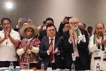 El miembro del Comité Central del Partido Comunista de Vietnam y el subjefe de su Comisión de Propaganda y Educación, Le Quoc Minh, (en el centro) participa en la XXVIII conferencia internacional “Partidos políticos y una nueva sociedad” en la Ciudad de México. (Foto: VNA)