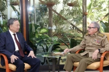 El secretario general del Partido Comunista de Vietnam y presidente del país, To Lam, se reúne con el líder de la Revolución Cubana, General de Ejército Raúl Castro Ruz.