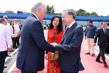 El primer secretario del Comité Central del Partido Comunista de Cuba y presidente del país, Miguel Díaz-Canel Bermúdez, despide al secretario general del Partido Comunista y presidente de Vietnam, To Lam, y su esposa en el Aeropuerto Internacional José Martí en La Habana. (Foto:VNA)