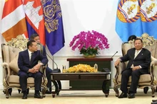 El subjefe permanente de la Comisión de Propaganda y Educación del Comité Central del Partido Comunista de Vietnam, Lai Xuan Mon, (I) y el vicepresidente del Partido Popular de Camboya (PPC) y presidente del Comité Permanente del Comité Central del PPC, Samdech Say Chhum. (Foto: VNA)