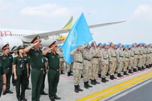 Líderes del Departamento de Operaciones de Mantenimiento de la Paz de Vietnam, representantes de las agencias del Ministerio de Defensa en la ceremonia de bienvenida de la segunda rotación de la unidad de ingeniería militar de regreso al país (Foto: VNA)