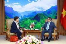El primer ministro Pham Minh Chinh (derecha) recibe a la recién nombrada embajadora alemana en Vietnam, Helga Margarete, en Hanói el 27 de septiembre. (Foto: VNA)
