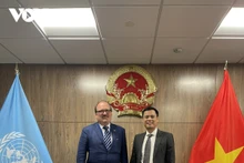 El embajador Dang Hoang Giang, jefe de la delegación de Vietnam ante las Naciones Unidas (ONU) y Andreas Schaal, director de Relaciones y Cooperación Globales de la OCDE en la reunión en Nueva York. (Foto: VOV)