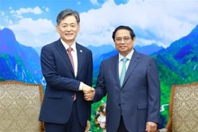 El primer ministro vietnamita, Pham Minh Chinh, (D) y el comisionado general de la Agencia Nacional de Policía de Corea del Sur, Cho Ji-ho. (Foto: VNA)