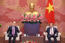 El presidente de la Asamblea Nacional de Vietnam, Tran Thanh Man y el embajador de Rusia en Hanói, Gennady Bezdetko (Foto: VNA)