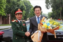 El ministro de Defensa de Vietnam, general Phan Van Giang (izquierda), recibe a su homólogo japonés, Kihara Minoru. (Foto: VNA)