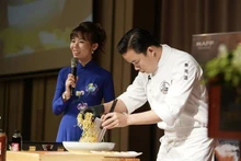 El chef demuestra la preparación de mariscos a estilo japonés en el evento. (Foto: VNA)