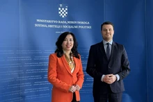 La vicecanciller vietnamita Le Thi Thu Hang y el secretario de Estado del Ministerio de Trabajo y Sistema de Pensiones, Familia y Política Social de Croacia, Ivan Vidis (Foto:VNA)